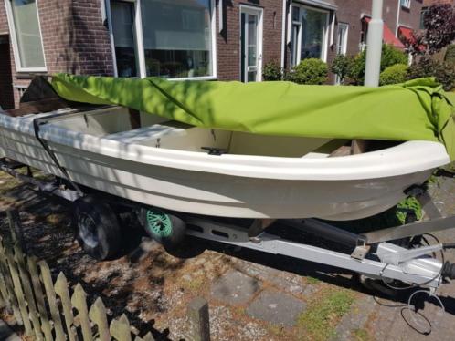 Nog bijna nieuwe polyester visroeiboot