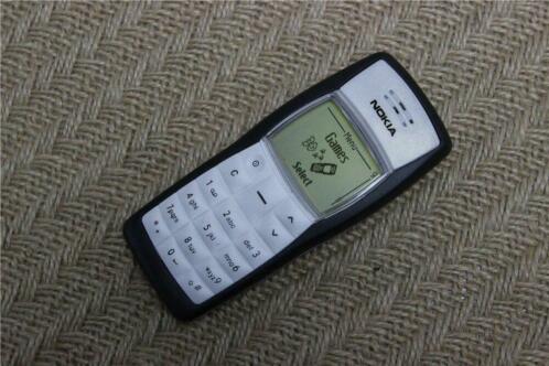 Nokia 1100 met lader en hoesje