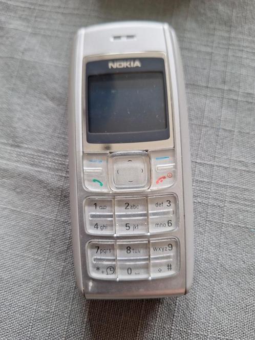 Nokia 1600 met lader en Nokia C1-01 met  hoes