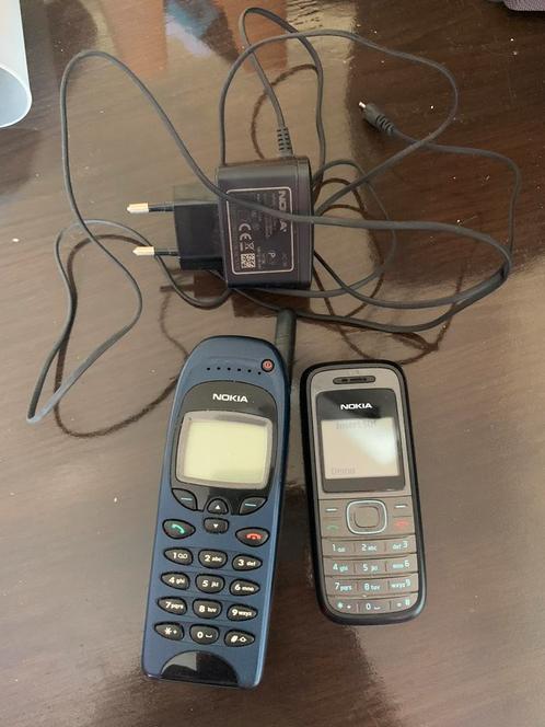 Nokia 2 telefoons, een oplader