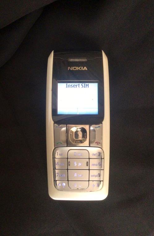 Nokia 2310 met ACP-7E oplader en oordopjes