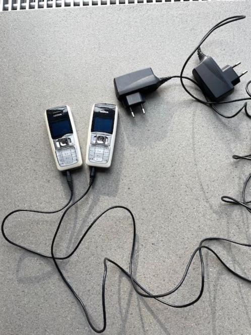 Nokia 2310 met lader, headset, hoesje en handboek