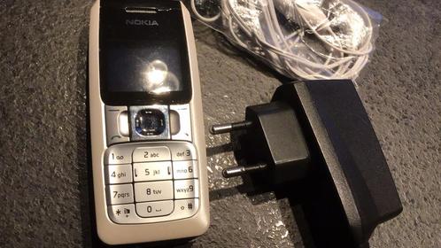 Nokia 2310 met oplader en oortjes