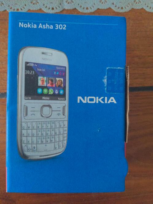 Nokia 302  telefoon compleet met oortjes en adapter