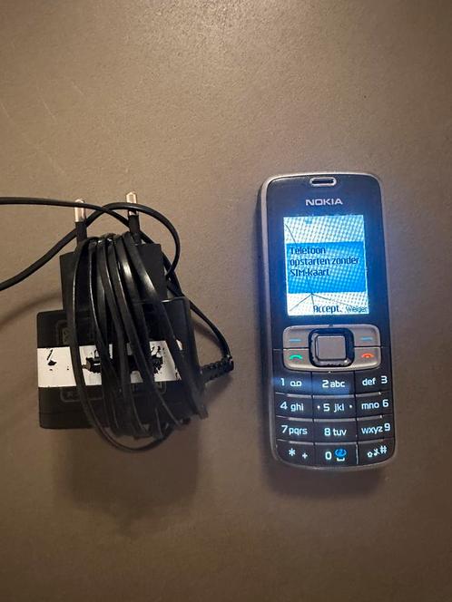 Nokia 3109 classic met lader (barst in frontje)