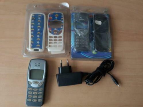 Nokia 3210 gsm met oplader en 2 doosjes met behuizing