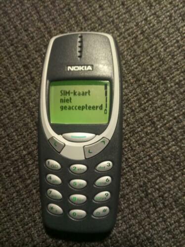 Nokia 3310 (een klassieker, met nieuwe accu))
