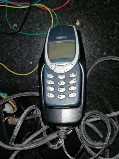 Nokia 3310 met handfree montage steun.