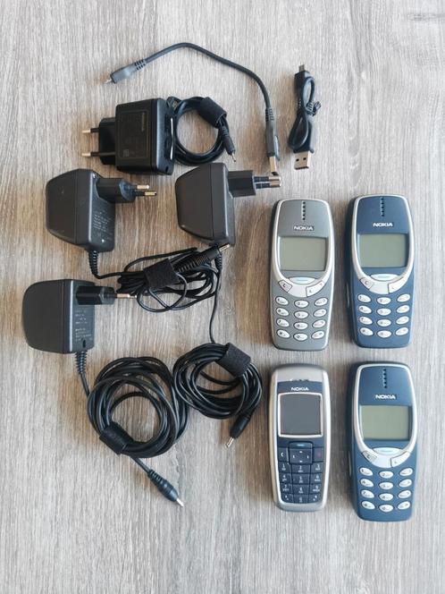 Nokia 3310 telefoons met laders.