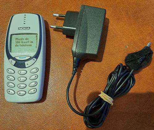Nokia 3330 mobile telefoon retro met Nokia adapter