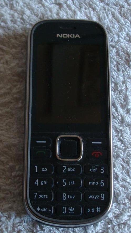 Nokia 3720 classic met adapter en boekje