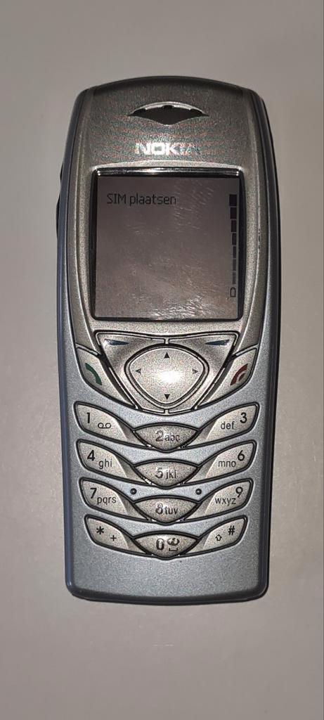 Nokia 6100 telefoon met oplader