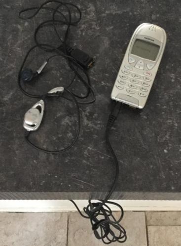 Nokia 6210 compleet met oplader en oortje