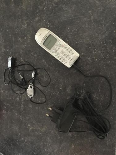 Nokia 6210 met originele oplader en oortje 
