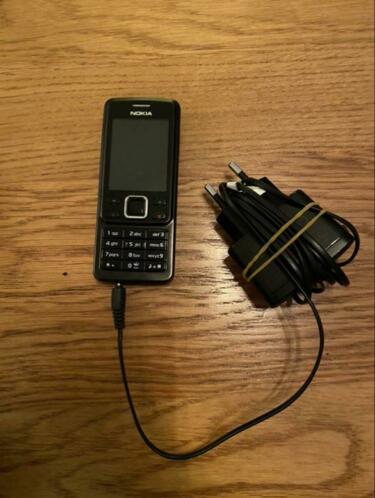Nokia 6300 met oplader en hoesje