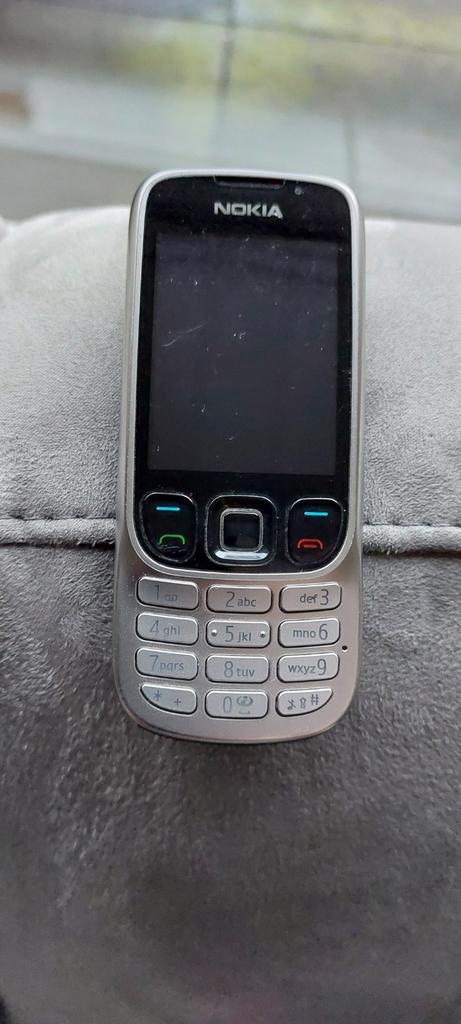 Nokia 6303c , zilvergrijs, werkt nog prima,incl oplader.