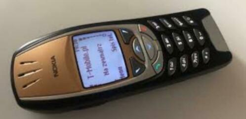 Nokia 6310 i mobiele telefoon met lader.