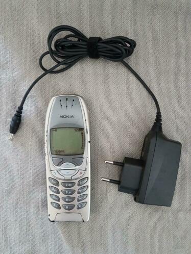 Nokia 6310 mobiele telefoon met lader.