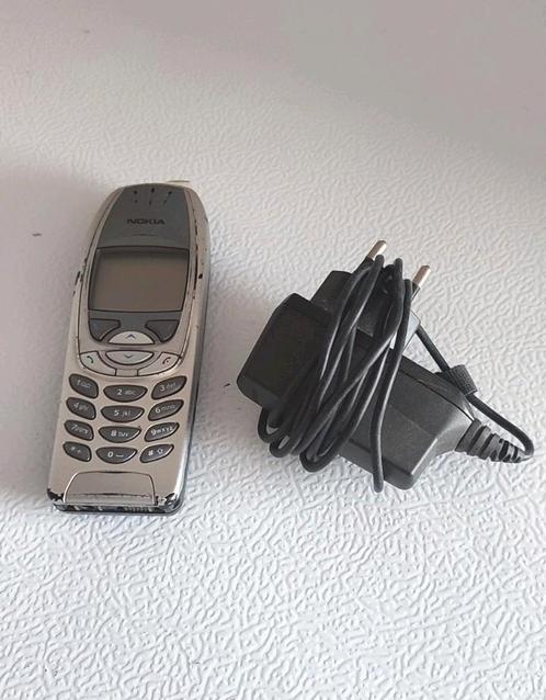 Nokia 6310i met oplader.