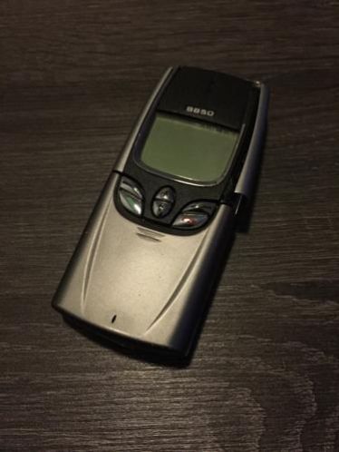 Nokia 8850 doet het wel maar mist knopje en zit beetje los