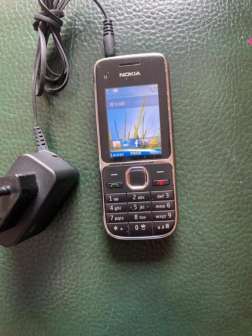 Nokia C2-01 met adaptor.