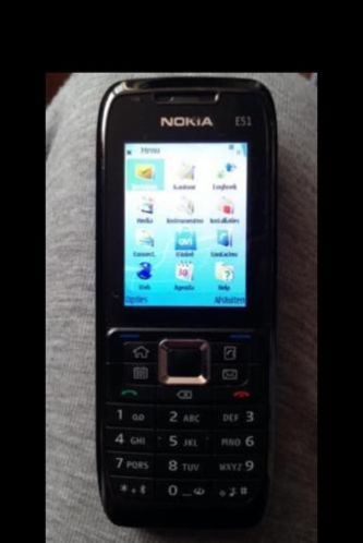 Nokia E51 met lader en hoesje 