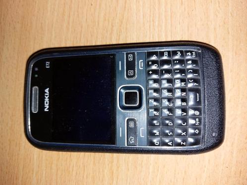 Nokia E72 mobiele telefoon met lader en hoesje