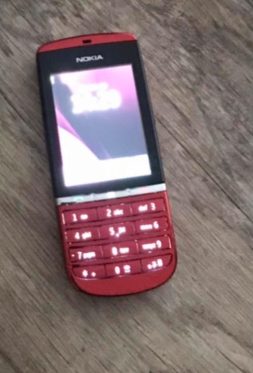 Nokia gsm Asha 300 rood metallic met oplader