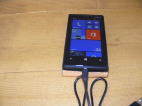 Nokia Lumia 920 met beschermhoesje en datakabel zgan