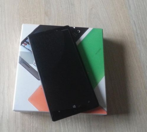Nokia Lumia 930 met Bugatti Lederen Case en Screenprotector