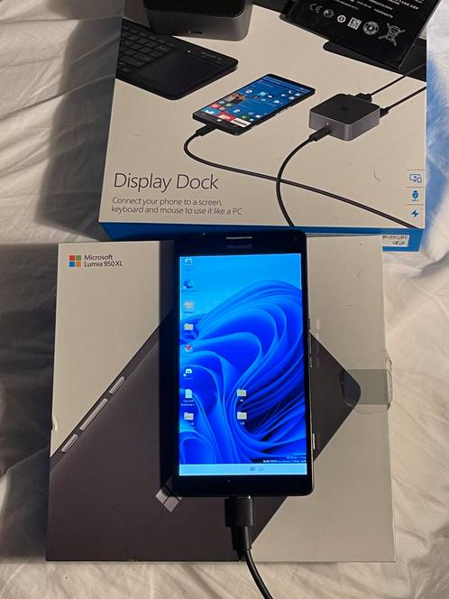 Nokia Lumia 950XL Met Windows 11 pro external desktop dock