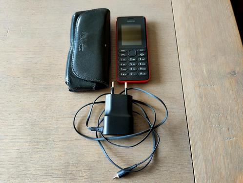 Nokia telefoon met hoesje en oplader