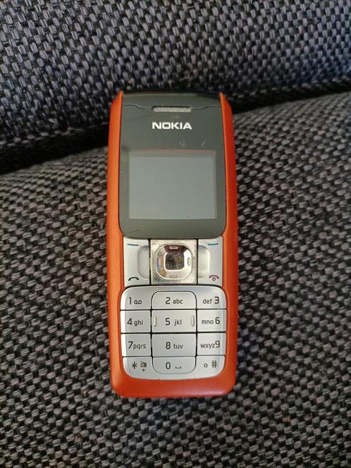 Nokia Zonder lader. Geen idee of de telefoon het nog doet.