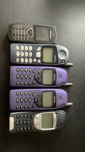 Nokias 4 stuks en Samsung telefoontje.