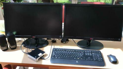 NUC  2 brede flat screens, draadloos toetsenbord en muis