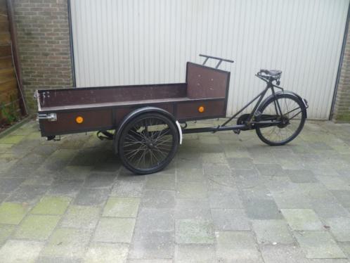Oldtimer bakfiets met voetvergrendeling