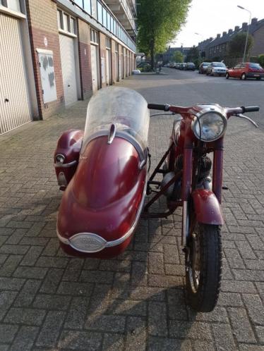 Oldtimer Jawa 360 met zijspan motorfiets