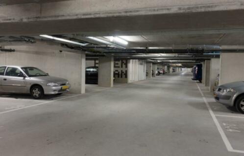 Oldtimer stalling autostalling garage parkeerplaats