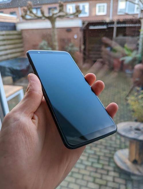 OnePlus 5T  128 GB met hoesje en oplader