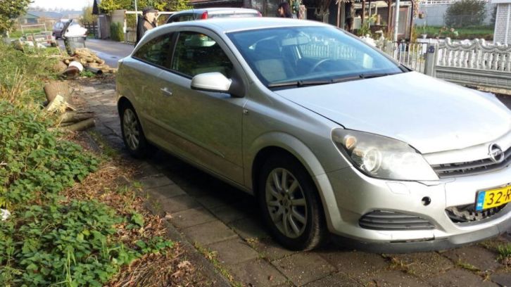 Opel Astra 1.4 16V GTC 2005 Grijs met schade