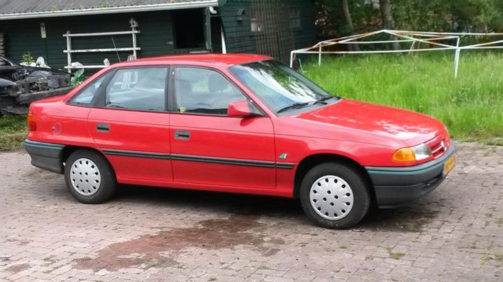 Opel Astra 1.4 I SDN E2 1994 Rood