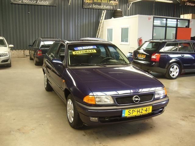 Opel Astra 1.6 8V 5 DEURS AUTOMAAT  NIEUWE APK (bj 1998)