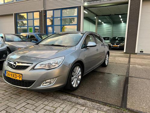 Opel Astra 1.6 CosmoAircoCruiseNaviParkeersensorenLicht