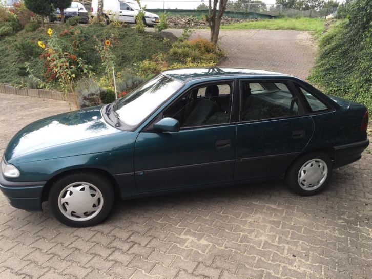 Opel Astra 1.6 I 16V 1997 Blauw APK tot 05-10-2015