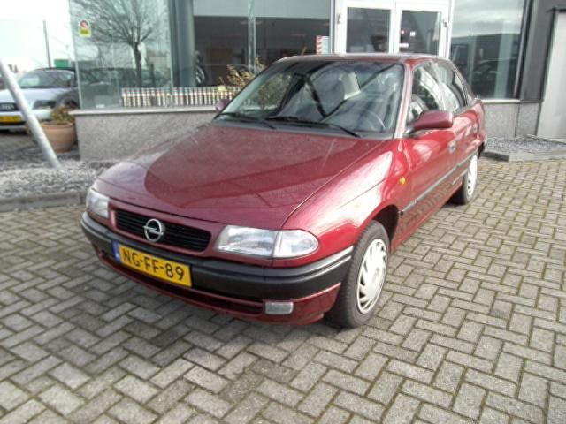 Opel Astra 1.6 I AUTOMAAT EEN ZO GOED ALS NIEUWE AUTO APK