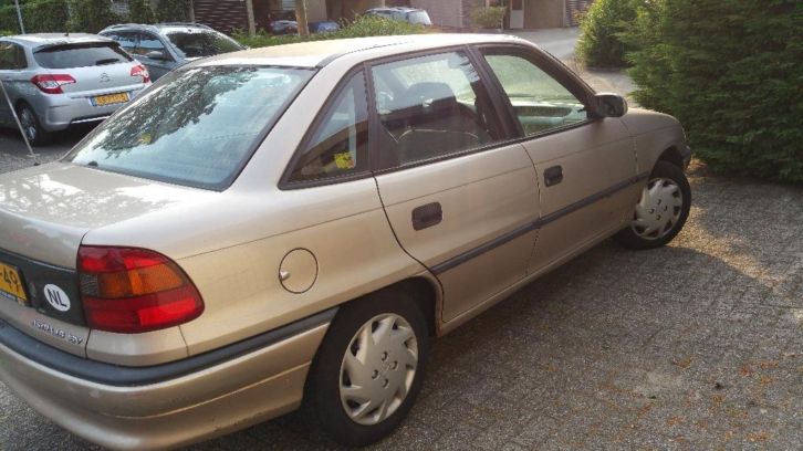 Opel Astra 1.6 I SDN 16V AUT 1996 Beige