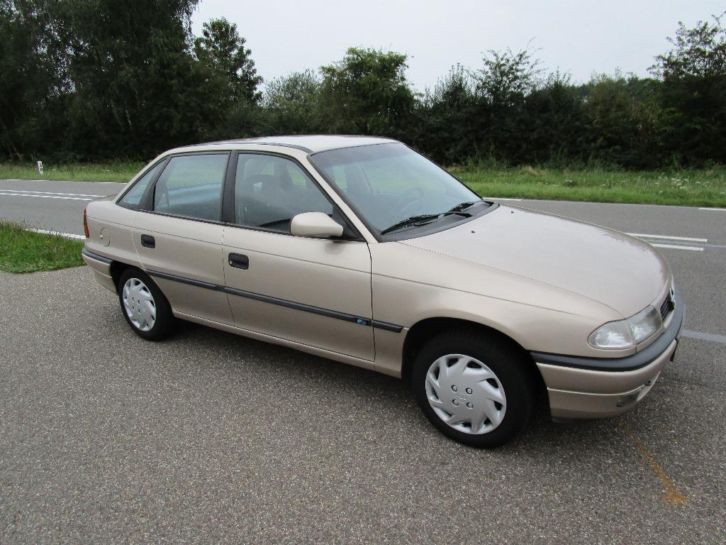 Opel Astra 1.6 I SDN AUT 12-1996 87614km  Dealer onderhoud
