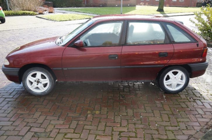 Opel Astra 1.6 I Tailgate 16V AUT 1997 Rood