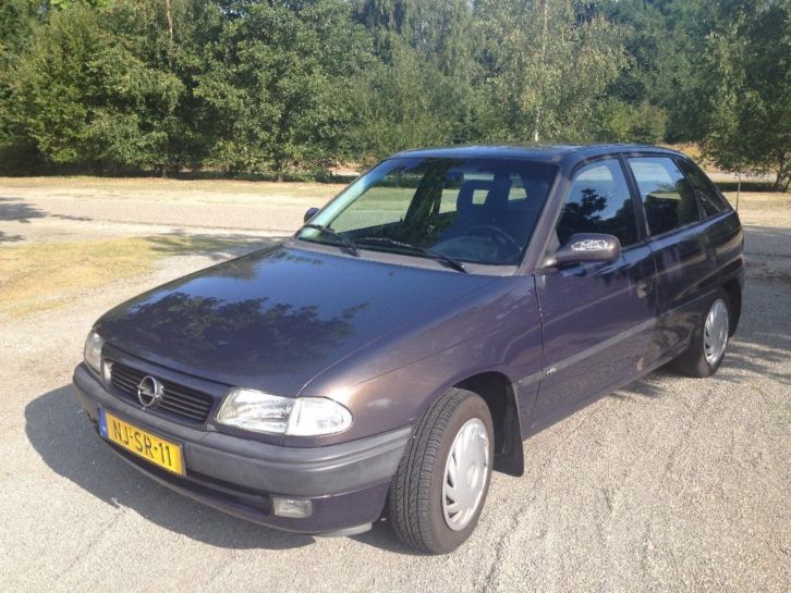 Opel Astra 1.6 I Tailgate 1996 Donkergrijs