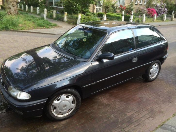 Opel Astra 16V 1995 Zwart